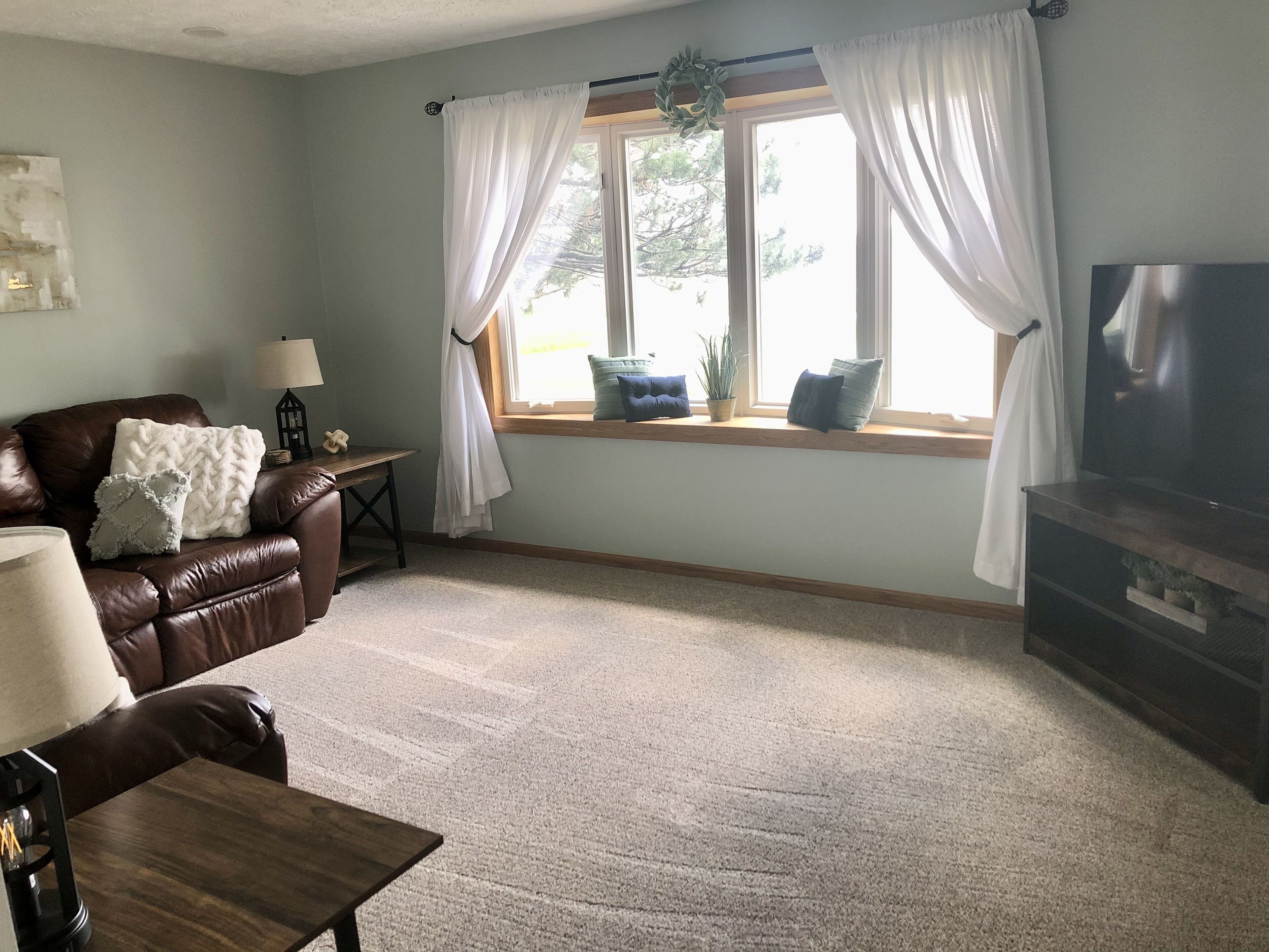 Smart-tv, eldstad, Netflix och bordsfotboll