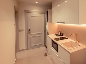 Studio Suite, Garden View | Private kitchen | Mini-fridge, oven, stovetop, espresso maker