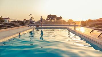 Piscina stagionale all'aperto, ombrelloni da piscina, lettini