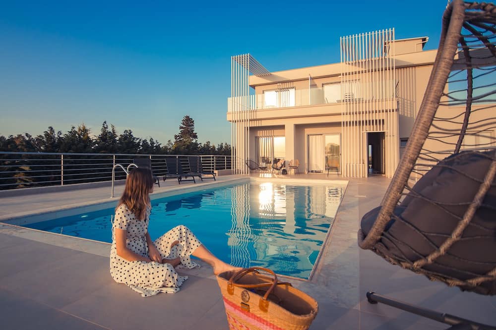 IO Luxury Pool & Hot Tub Suites - Κορωνησία