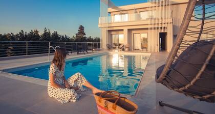 IO Luxury Pool & Hot Tub Suites