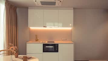 Superior Suite with outdoor hot tub and sea view | 専用キッチン | 小型冷蔵庫、オーブン、コンロ、エスプレッソマシン