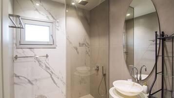 One bedroom Suite with private hot tub | Salle de bain