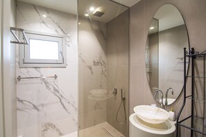 One bedroom Suite with private hot tub | Bathroom | Shower, hair dryer, bathrobes, towels
