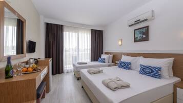 Rom – grand | Sengetøy av topp kvalitet, minibar, safe på rommet og blendingsgardiner