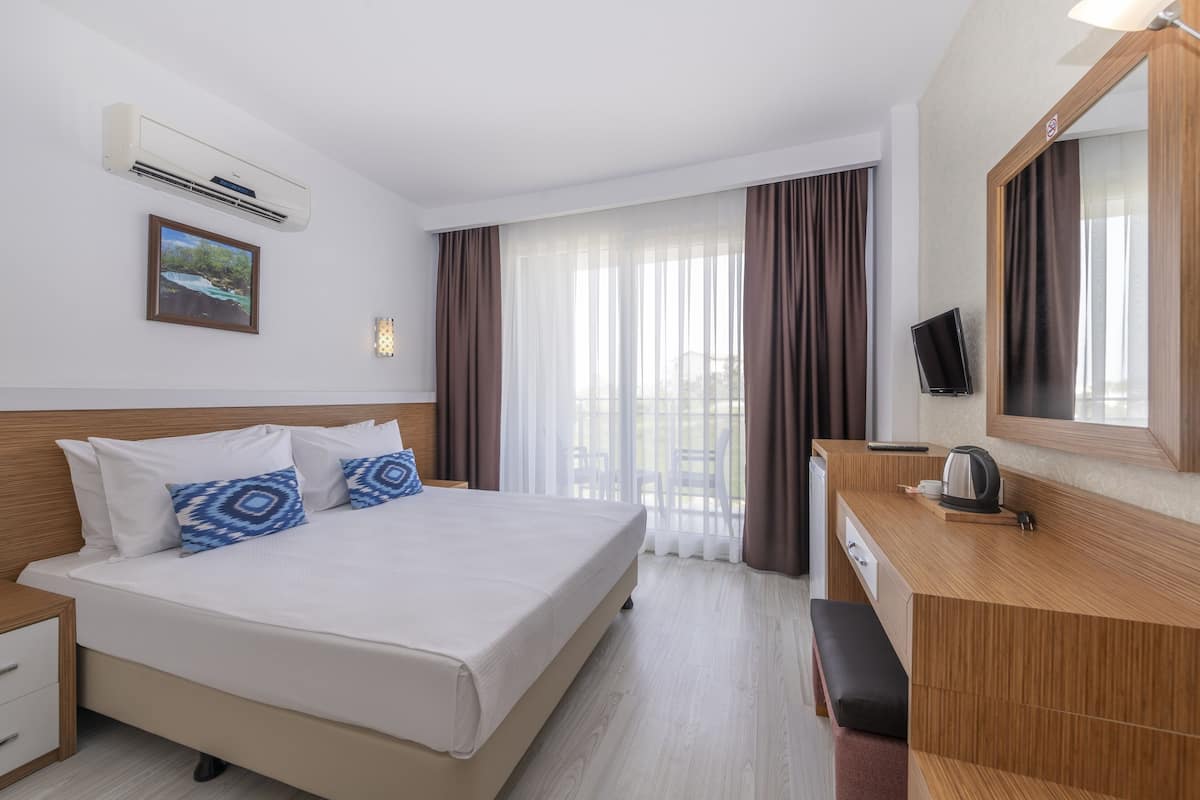 Habitación estándar | Ropa de cama de alta calidad y minibar