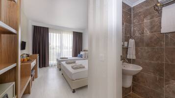 غرفة واسعة | أغطية فراش متميزة وميني بار وخزنة داخل الغرفة وستائر تعتيم