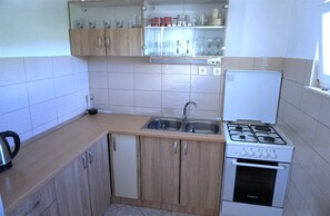 Fridge, microwave, oven, coffee/tea maker