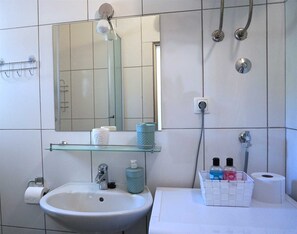 Séchoir à cheveux, serviettes fournies