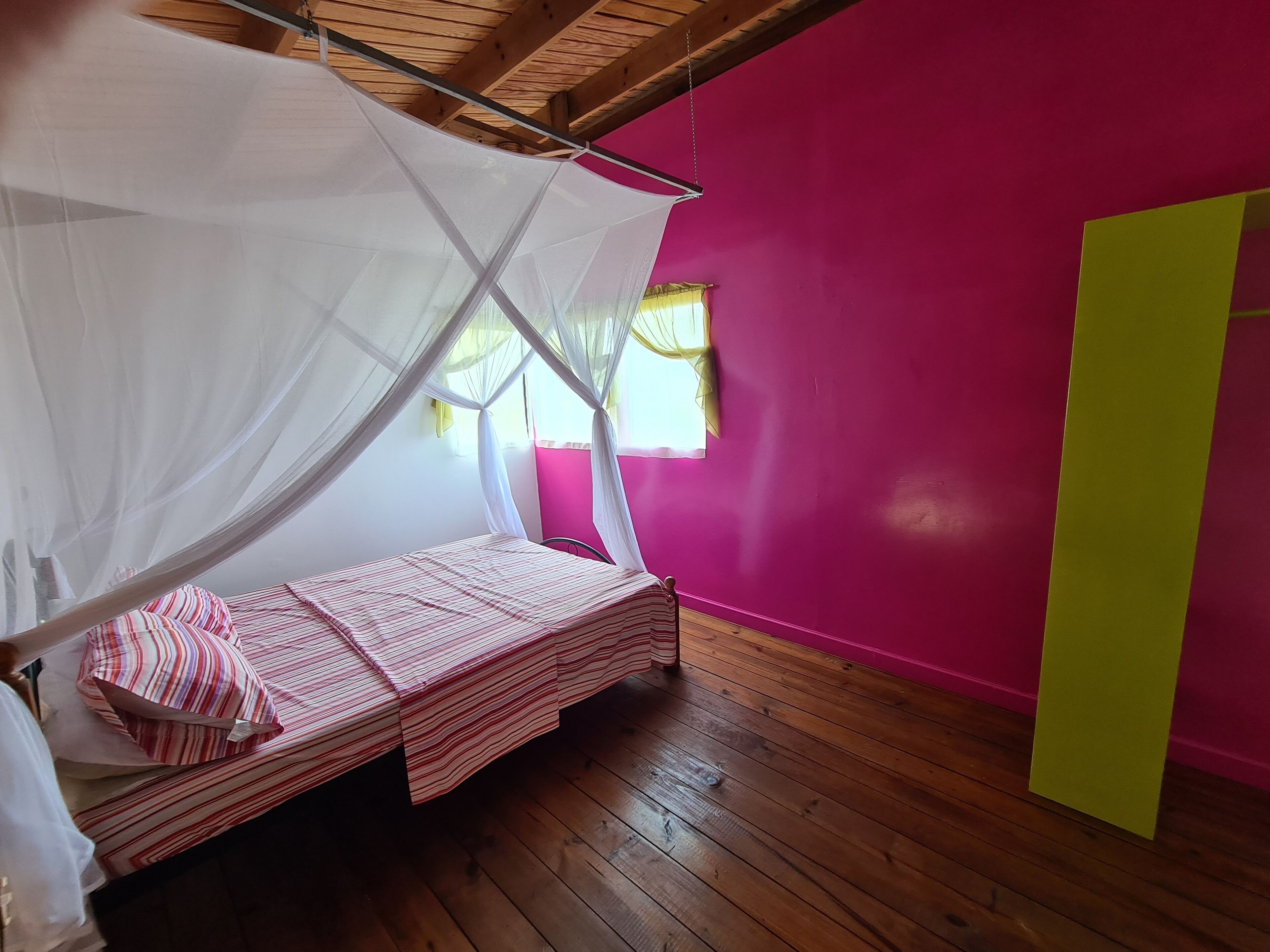 1 slaapkamer, een strijkplank/strijkijzer, reisbedje, gratis wifi