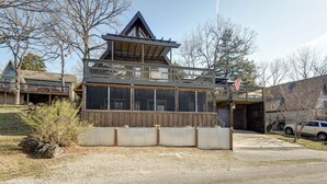 A lodge with a wooden exterior, a balcony, and a sign indicating it is a 'Lake' establishment. - Spacious 4BR/4BA Table Rock Lake Retreat (lampe)