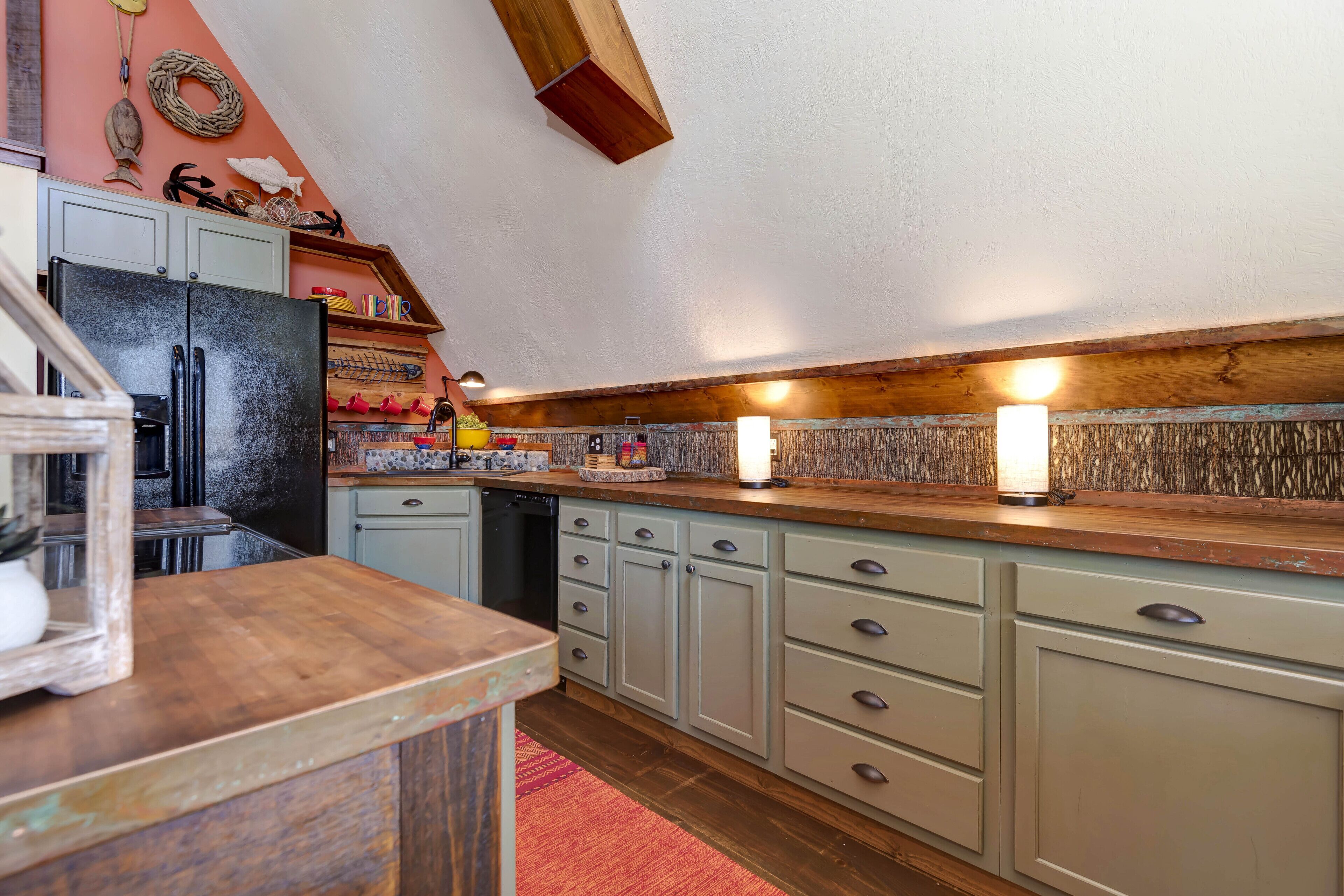 Fridge, oven, stovetop, dishwasher