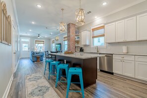 Interior - Turquoise Shells - Near Beach, Cruise Port & UTMB! (Galveston)