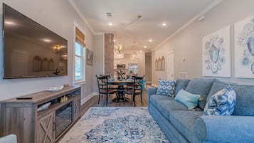 Smart TV, fireplace, ping pong, books