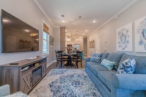 Smart TV, fireplace, ping pong, books - Turquoise Shells - Near Beach, Cruise Port & UTMB! (Galveston)