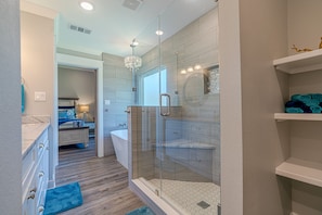 Combined shower/bathtub, hair dryer, towels - Turquoise Shells - Near Beach, Cruise Port & UTMB! (Galveston)