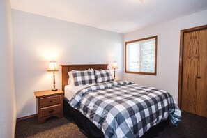 2 bedrooms, travel crib, free WiFi, bed sheets