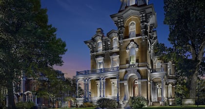 Luxury victorian home with private parking and courtyard