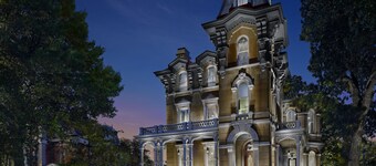 Luxury victorian home with private parking and courtyard