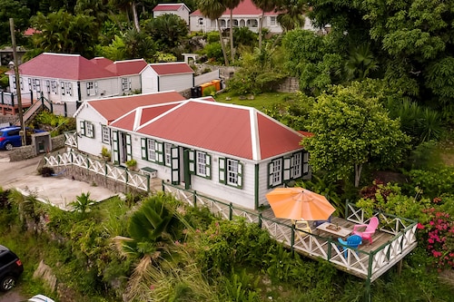 Historic Saban cottage in Windwardside, all amenities only a 2 minute walk away!