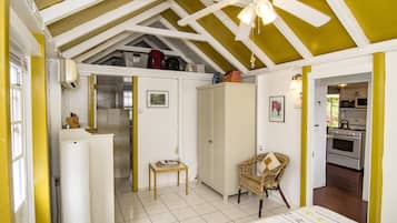 2 habitaciones, tabla de planchar con plancha y cuna de viaje