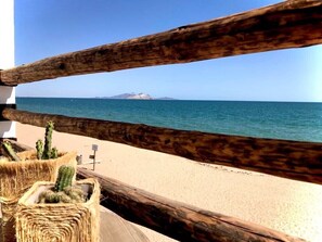On the beach - Brandnew beachfront apartment! Great view, private balcony, large shared terrace (Bahía de Kino)