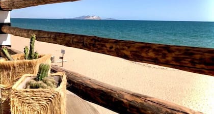 Brandnew beachfront apartment! Great view, private balcony, large shared terrace