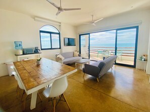Smart TV - Brandnew beachfront apartment! Great view, private balcony, large shared terrace (Bahía de Kino)
