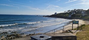 Chaises longues, serviettes de plage