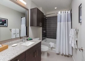 Combined shower/bathtub - Deluxe Studio (Austin)