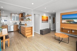 Réfrigérateur, four à micro-ondes, un four, surface de cuisson