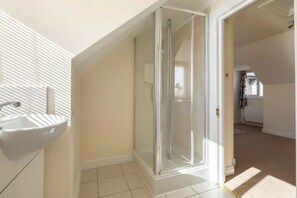 House, Private Bathroom, Canal View | Bathroom - Abingdon House - 4 BR on the Marina (Abingdon)