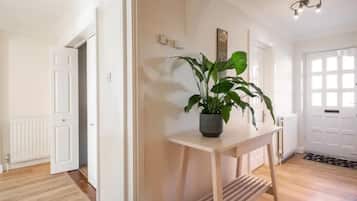 Casa, baño privado, vistas al canal | Interior