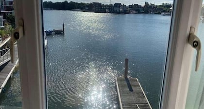 Abingdon House - 4 BR on the Marina