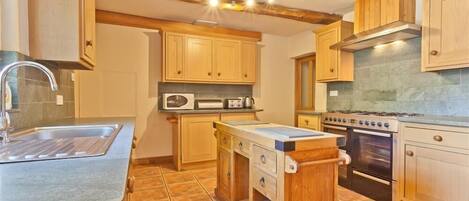 Kylskåp, mikrovågsugn, ugn och spishäll