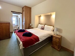 4 dormitorios, tabla de planchar con plancha, wifi gratis y ropa de cama