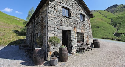 Unique mountain cottage for 6 with hot tub and incredible views