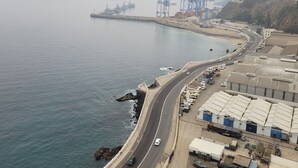 A coastal industrial area with a curved road, shipping containers, and cranes. - EXELENTE VISTA AL MAR Y MUY CERCANOS A PLAYAS, CENTRO DE LA CIUDAD. (Valparaíso)