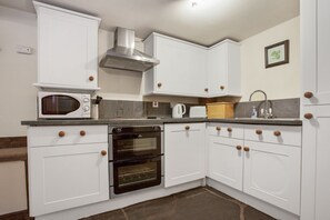 Fridge, microwave, oven, stovetop - Unique mountain cottage for 4 with hot tub and stunning views (Coniston)