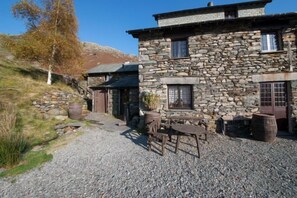 Exterior - Unique mountain cottage for 4 with hot tub and stunning views (Coniston)