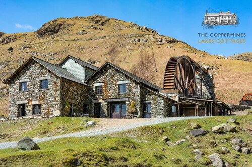 Mountain cottage for 4 with hot tub, waterwheel and stunning views