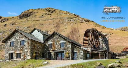 Mountain cottage for 4 with hot tub, waterwheel and stunning views