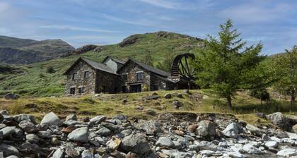 Mountain cottage for 4 with hot tub, waterwheel and stunning views