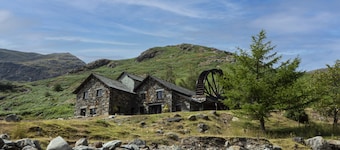 Mountain cottage for 4 with hot tub, waterwheel and stunning views