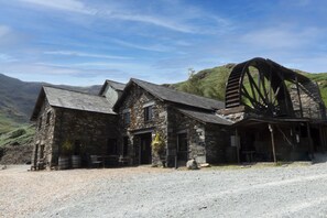 Exterior - Mountain cottage for 4 with hot tub, waterwheel and stunning views (Coniston)