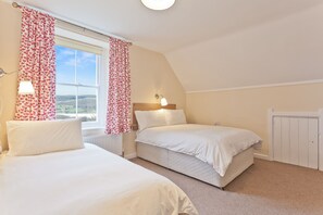 6 slaapkamers, een strijkplank/strijkijzer, gratis wifi, beddengoed