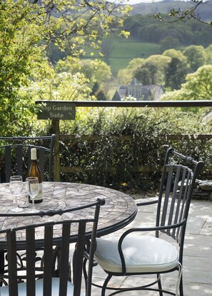 Outdoor dining - Lake District cottage with gorgeous views in Beatrix Potter country (Ambleside)