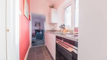 Frigorífico, microondas, horno y placa de cocina