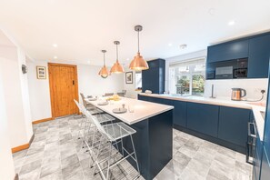Private kitchen - Ground floor apartment with outside space in popular Lake District village (Coniston)