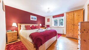 Una camera da letto con un letto grande, un'armadio in legno e una finestra vista.